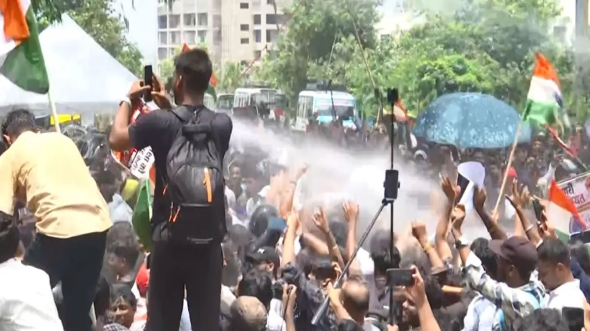 LIVE: तिनके की तरह बिखरे बैरिकेड्स! रांची में विधानसभा के पास पहुंचे छात्रों पर लाठीचार्ज, वाटर कैनन का इस्तेमाल रांची में छात्रों पर...- India TV Hindi