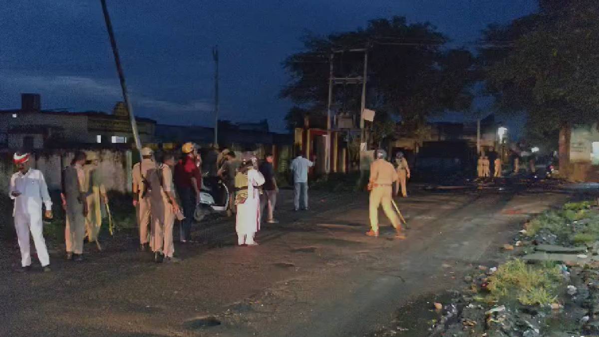 बदायूं में सरकारी जमीन पर मूर्ति स्थापित करने को लेकर भारी बवाल, पथराव में कई पुलिसकर्मी घायल; भीड़ पर लाठीचार्ज