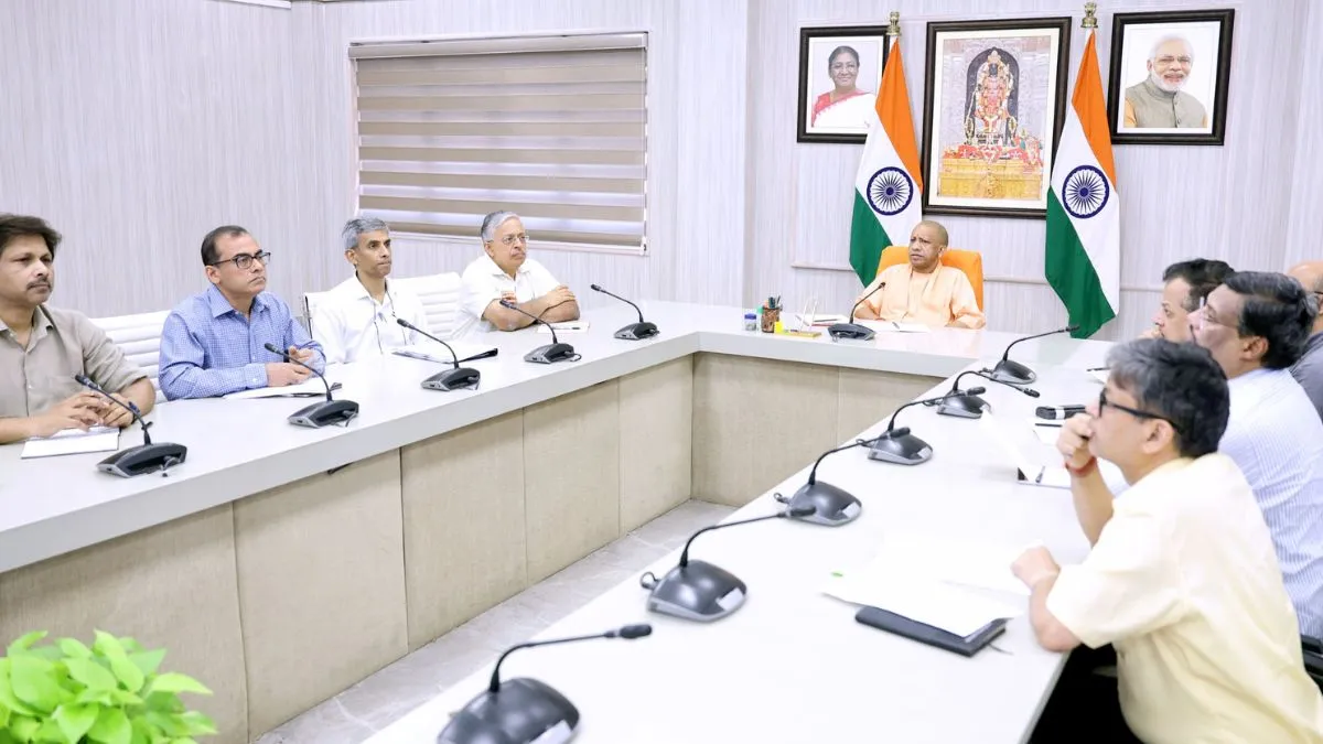 CM योगी ने की कानून व्यवस्था और बाढ़ की स्थिति की समीक्षा, बोले- आस्था, अनुशासन और सामाजिक समरसता का संदेश दे रही कांवड़ यात्रा yogi adityanath meeting- India TV Hindi