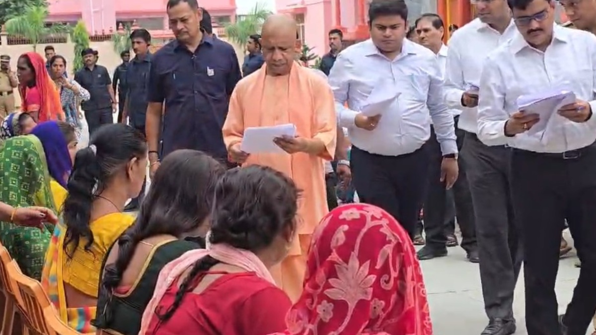 सीएम योगी का सख्त निर्देश, रास्ता न दिला पाएं तो लेखपाल, कानूनगो, तहसीलदार सबको सस्पेंड करो