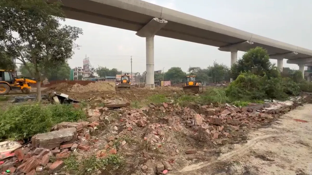 अब कब्रिस्तान के ऊपर से गुजर सकेगा मेट्रो, कानपुर में चला KDA का बुलडोजर कानपुर- India TV Hindi