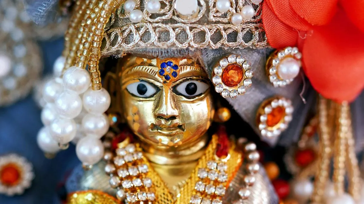 देवकी-वसुदेव की आठवीं संतान के रूप में जन्म: भगवान कृष्ण माता देवकी और वसुदेव की आठवीं संतान हैं। यहां भी अंक 8 का प्रभाव देखने को मिलता है।