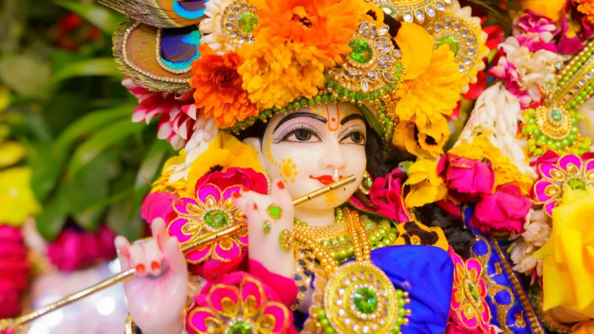 भगवान विष्णु के आठवें अवतार के रूप में जन्म: पौराणिक मान्यताओं के अनुसार, श्री कृष्ण को भगवान विष्णु का पूर्ण और आठवां अवतार माना गया है। 
