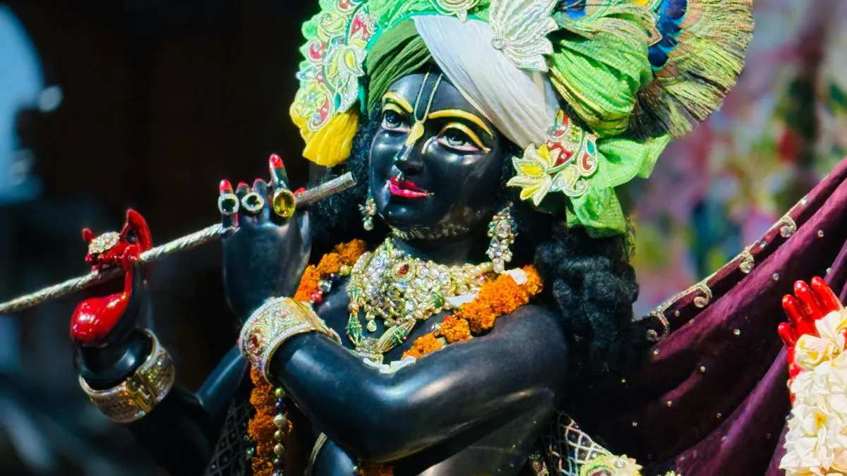 अष्ट सिद्धियों के ज्ञाता: श्रीकृष्ण न केवल अष्ट सिद्धियों के ज्ञाता हैं, बल्कि इन सभी चमत्कारी शक्तियों के मूल उद्गम (स्रोत) और दाता भी वही हैं।