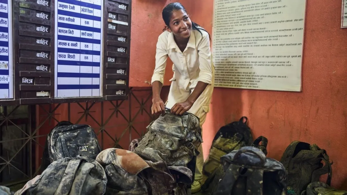 धादिंग जिले के गलछी स्थित श्री बागेश्वरी माध्यमिक स्कूल में एक छात्रा को मिट्टी और मलबे के ढेर में अपना बैग मिल गया। बैग मिलने की खुशी उसके चेहरे पर साफ नजर आई।