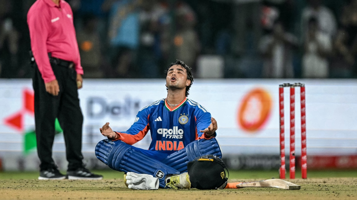 अभिषेक शर्मा ने रचा इतिहास, महज 30 गेंदों पर जड़ा शतक, रोहित शर्मा का कीर्तिमान किया ध्वस्त
