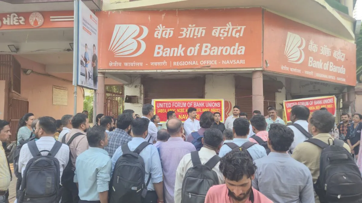 आखिर ऐसा क्या हुआ कि बैंक यूनियनों ने स्थगित कर दी 3 दिनों की हड़ताल, आज से ही शुरू होनी थी स्ट्राइक bank strike, bank employees, bank employees strike, bank employees union, UFBU- India TV Hindi