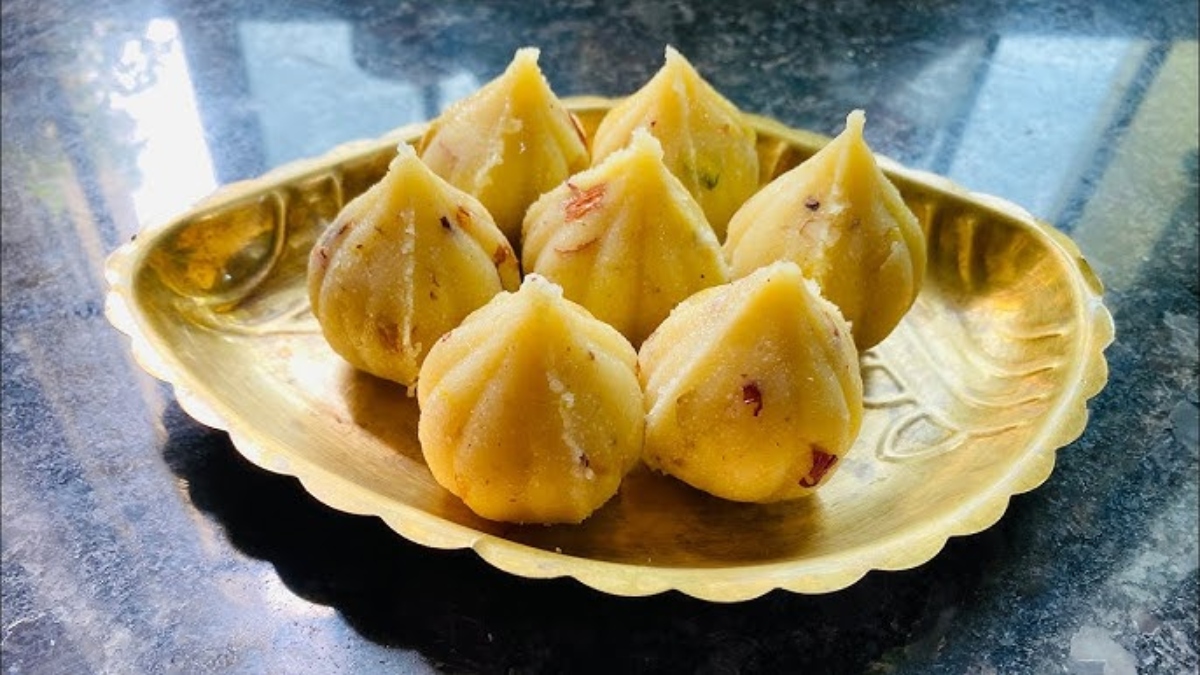 चावल के मोदक से बप्पा को लगाएं भोग, जानें घर पर कैसे बनाएं गणपति की प्रिय मिठाई, नोट करें रेसिपी चावल के मोदक से बप्पा को लगाएं भोग, जानें घर पर कैसे बनाएं गणपति की प्रिय मिठाई, नोट करें रेसिपी