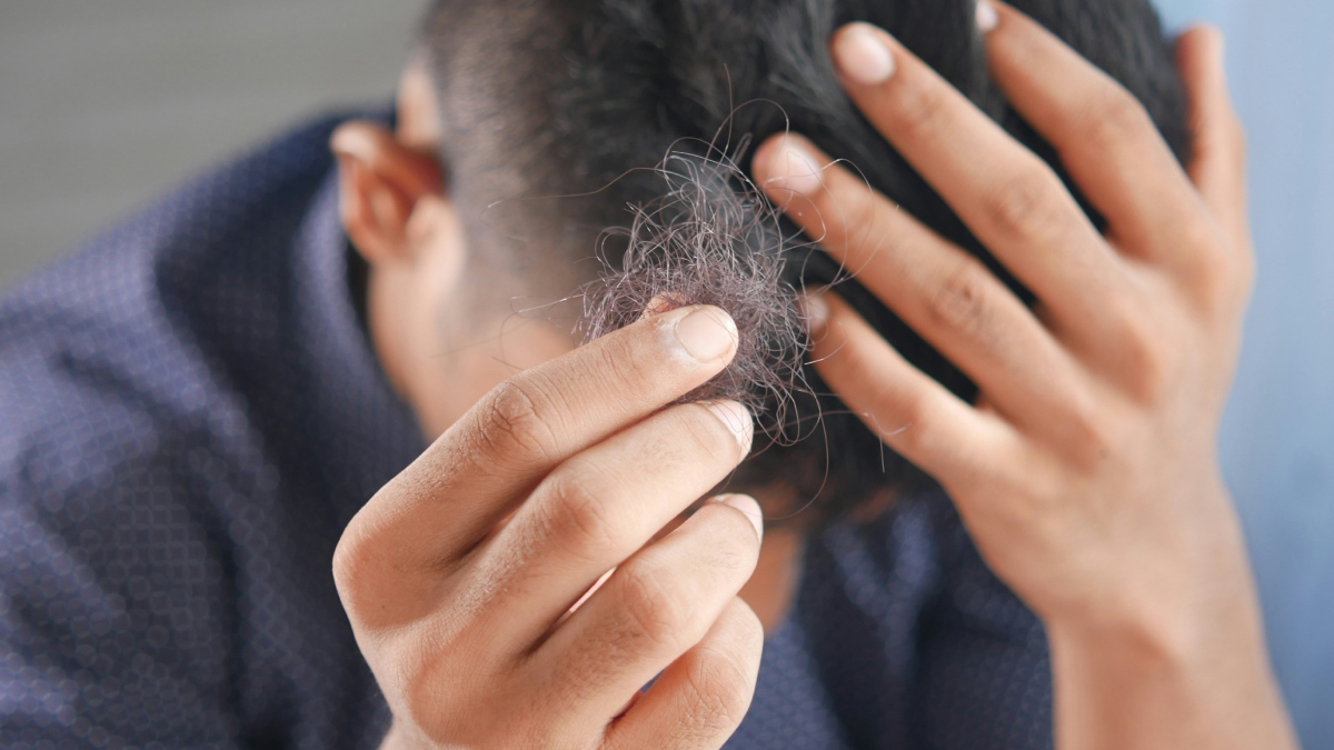 हेयर फॉल, डैंड्रफ या ड्राई हेयर? एक्सपर्ट ने बताया किस समस्या में कौन सा प्रोडक्ट लगाएं?