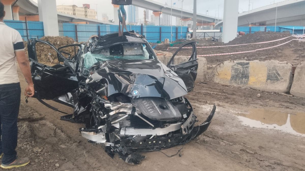 मुंबई में तेज रफ्तार BMW कार ब्रिज से नीचे गिरी, CCTV में दिखा दर्दनाक हादसा, 3 युवकों की मौत, एक घायल