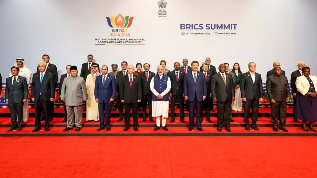 BRICS समिट 2026 के दूसरे दिन भारत मंडपम में प्रधानमंत्री नरेंद्र मोदी, रूस के राष्ट्रपति व्लादिमीर पुतिन, चीन के राष्ट्रपति शी जिनपिंग, कजाकिस्तान के राष्ट्रपति कासिम-जोमार्ट टोकायेव, इंडोनेशिया के राष्ट्रपति प्राबोवो सुबियांतो, मिस्र के राष्ट्रपति अब्देल फतह अल-सीसी और दुनिया के अन्य नेताओं के साथ दिखाई दे रहे हैं।