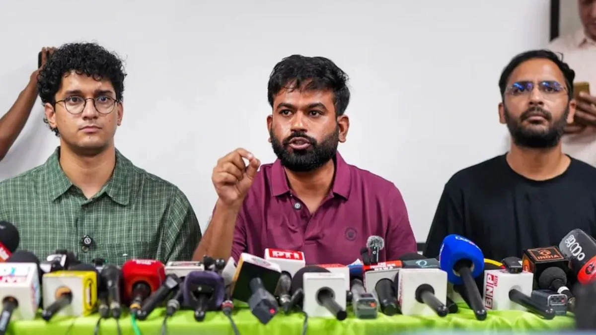 ''CEC ज्ञानेश कुमार का 48 घंटे के अंदर इस्तीफा नहीं हुआ तो देशभर में करेंगे आंदोलन'', कॉकरोच जनता पार्टी का अल्टीमेटम कॉकरोच जनता पार्टी की प्रेस कांफ्रेंस- India TV Hindi