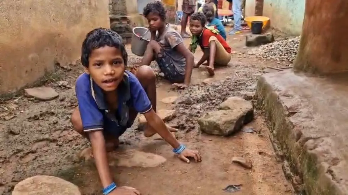 घिसटकर चलती हैं 3 बच्चियां, मां-बाप नहीं रहेंगे तो क्या होगा? तीन दिव्यांग बेटियों के साथ बेबस परिवार; देखें VIDEO तीनों दिव्यांग बेटियां- India TV Hindi