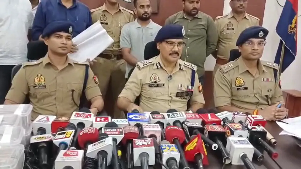 कानपुर में 5600 करोड़ का मेगा साइबर फ्रॉड, 14 बैंकों के 72 खातों से अरबों का लेनदेन, 2 गिरफ्तार Major success for cyber police in Kanpur- India TV Hindi