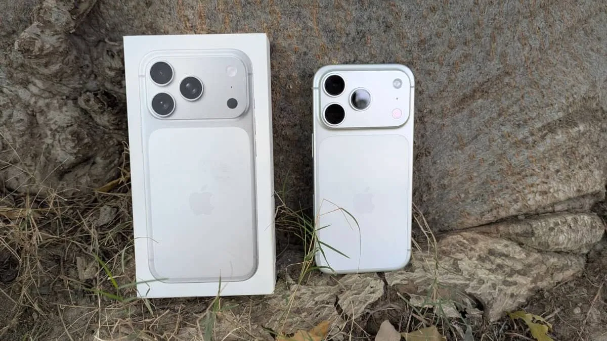 iPhone 17 Pro सीरीज की कीमत में कटौती की गई है। iPhone 18 Pro सीरीज लॉन्च होने से पहले एप्पल का यह फ्लैगशिप आईफोन काफी सस्ते में खरीदा जा सकता है। ई-कॉमर्स वेबसाइट फ्लिपकार्ट पर iPhone 17 Pro से कम प्राइस में लिस्ट किया गया है। साथ ही, बैंक डिस्काउंट और EMI ऑफर का भी लाभ मिलेगा।