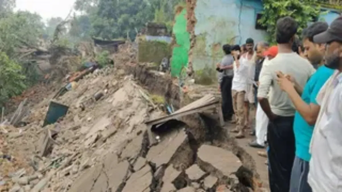 अचानक से जमीन में धंस गया मकान, एक बच्चे की मौत, पांच मलबे में दबे, अवैध खनन के खिलाफ उबला आक्रोश jharkhand dhanbad illegal mining- India TV Hindi