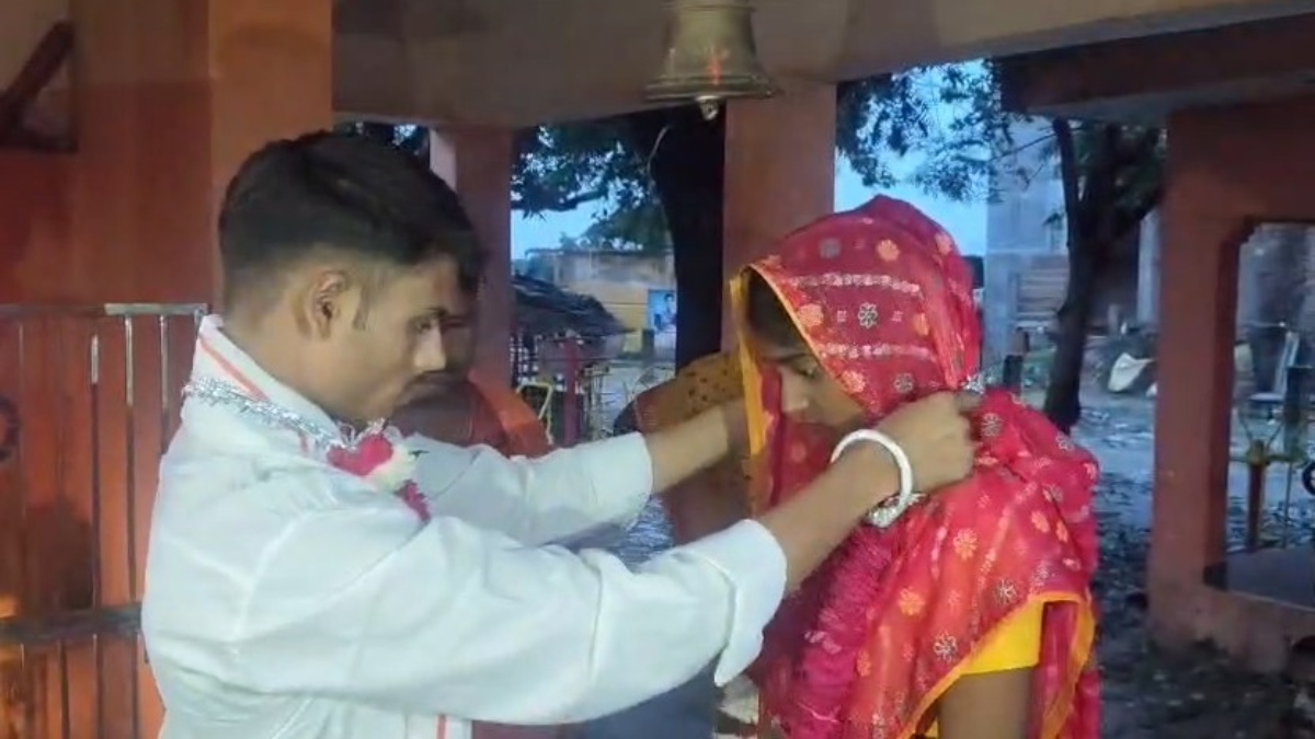 पकड़े गए प्रेमी की पहले हुई पिटाई, फिर परिजनों ने मंदिर में कराई शादी; VIDEO आया सामने