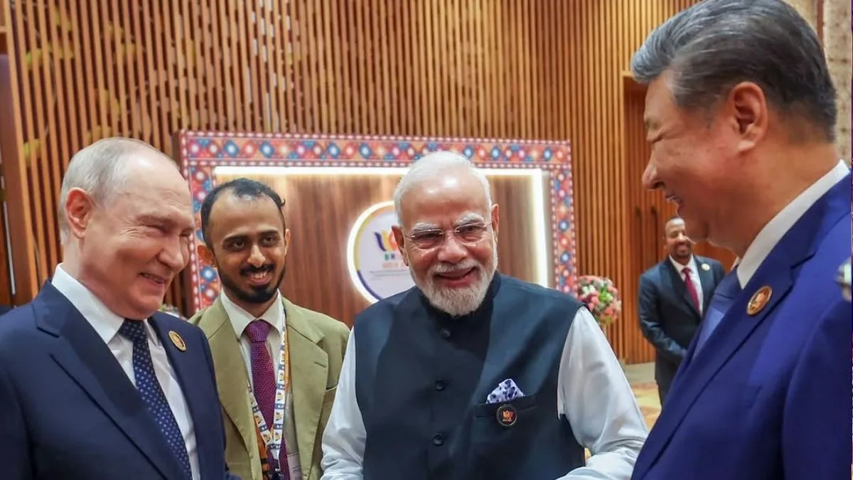 पीएम मोदी और चीनी राष्ट्रपति के बीच 50 मिनट की बैठक में क्या बात हुई? विदेश मंत्रालय ने बताया रूस और चीन के राष्ट्रपति के साथ पीएम मोदी। - India TV Hindi