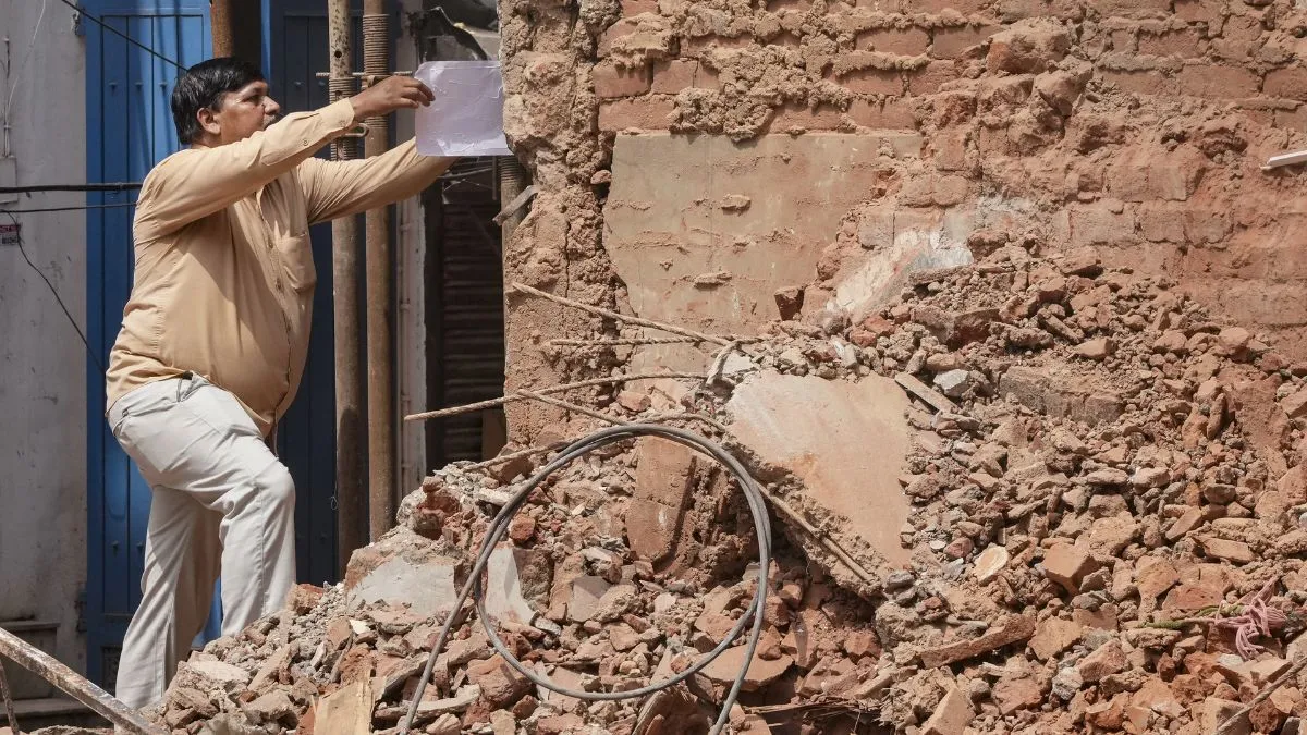दिल्ली के सत्य निकेतन में MCD का बड़ा एक्शन, आज से तोड़ी जाएंगी 51 में से 27 जर्जर इमारतें दिल्ली के सत्य निकेतन...- India TV Hindi