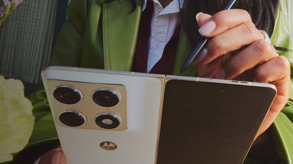 Motorola के चौड़े फोल्डेबल फोन का डिजाइन हुआ लीक, 'Razr Flex' के नाम से होगा लॉन्च?