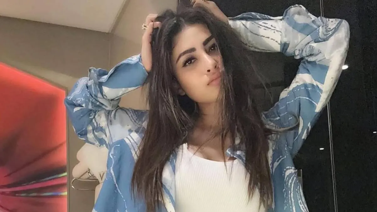 वर्क फ्रंट की बात करें तो मौनी रॉय आखिरी बार बड़े पर्दे पर वरुण धवन स्टारर 'है जवानी तो इश्क होना है' में नजर आई थीं, जिसमें मृणाल ठाकुर और पूजा हेगड़े भी मुख्य भूमिका में थीं। फिल्म का निर्देशन डेविड धवन ने किया था, लेकिन बॉक्स ऑफिस पर ये फिल्म कुछ खास कमाल नहीं दिखा सकी।