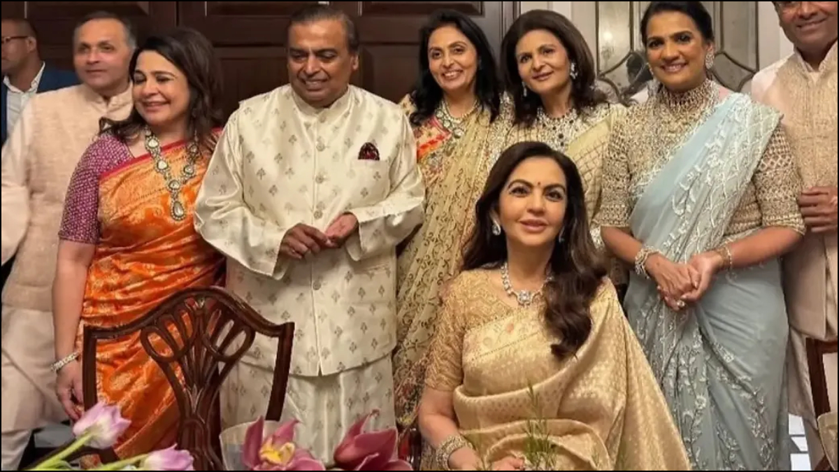 नीता अंबानी की गोल्डन ब्रोकेड साड़ी को मुकेश अंबानी ने किया मैच, दिवाली पर कपल के लिए बेस्ट आउटफिट