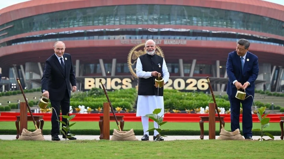 समिट के पहले दिन की शुरुआत बेहद खुशनुमा माहौल में हुई, जब प्रधानमंत्री नरेंद्र मोदी ने भारत मंडपम में विश्व नेताओं का स्वागत किया। इसके बाद सभी सदस्य देशों के राष्ट्राध्यक्षों ने पारंपरिक फैमिली फोटो के लिए एक साथ पोज दिया। पर्यावरण संरक्षण और हरित भविष्य का संदेश देते हुए सभी नेताओं ने परिसर में पौधे भी लगाए, जिसने ब्रिक्स देशों के बीच अटूट एकता और साझा प्रतिबद्धता को दर्शाया।
