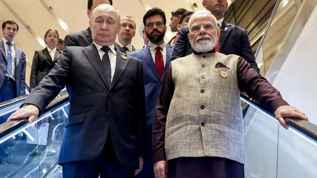 दिनभर की गंभीर वार्ताओं और बैठकों के बाद शाम को भारत मंडपम में वैश्विक नेताओं के सम्मान में एक भव्य गाला डिनर का आयोजन किया गया। इस दौरान पीएम नरेंद्र मोदी, रूस के राष्ट्रपति व्लादिमीर पुतिन और अन्य देशों के नेता एक ही मेज पर बेहद अनौपचारिक और सौहार्दपूर्ण माहौल में बातचीत करते नजर आए।