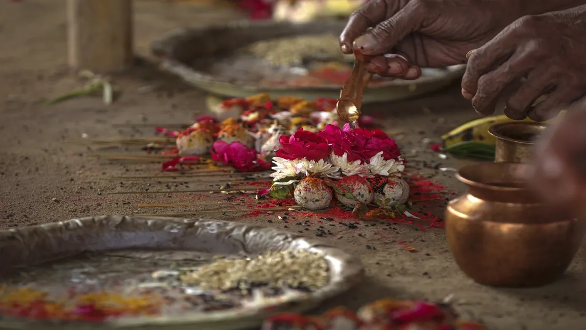 'ऑनलाइन पिंडदान से नहीं मिलता पितरों को मोक्ष', पितृपक्ष से पहले गया में बवाल; पंडो ने सरकार के 23 हजार के पैकेज पर उठाए सवाल pind daan- India TV Hindi