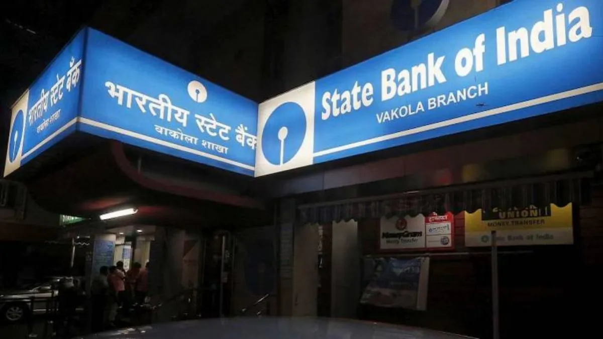 वर्तमान में एसबीआई के पास एनएसई में 3.23 प्रतिशत और एसबीआई कैपिटल मार्केट्स के पास 4.33 प्रतिशत हिस्सेदारी है। एनएसई को पिछले सप्ताह 30,000 करोड़ रुपये के प्रस्तावित आरंभिक सार्वजनिक निर्गम (आईपीओ) के लिए नियामकीय मंजूरी मिल गई। यह आईपीओ देश का अबतक का सबसे बड़ा आईपीओ बन सकता है। इससे पहले 2024 में हुंदै मोटर इंडिया का 27,858.75 करोड़ रुपये का आईपीओ सबसे बड़ा था। इसके अलावा भारतीय जीवन बीमा निगम (एलआईसी) ने 2022 में 20,557.23 करोड़ रुपये, पेटीएम ने 2021 में 18,300 करोड़ रुपये, टाटा कैपिटल ने 2025 में 15,511.87 करोड़ रुपये और कोल इंडिया ने 2010 में 15,200 करोड़ रुपये का आईपीओ पेश किया था। 