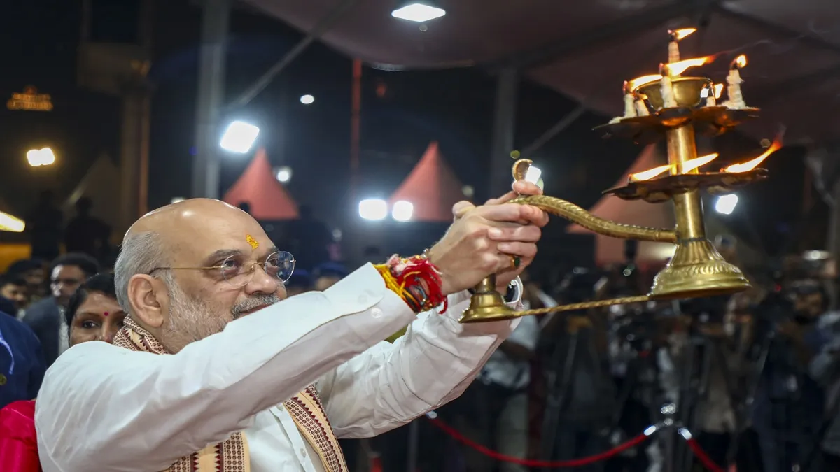केंद्रीय गृह मंत्री अमित शाह ने प्रधानमंत्री नरेंद्र मोदी के जन्मदिन के अवसर पर अहमदाबाद में कांकरिया झील पर आरती की।