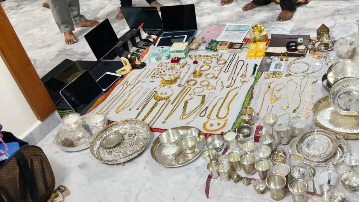 आरोपी अधिकारी ने तिरुपति अर्बन के श्रीनिवासा नगर आवासीय क्षेत्र में एक हाउस प्लॉट खरीदा और उसे अपने बेटे के नाम पर पंजीकृत कराया। आरोपी अधिकारी और उनके बेटे के नाम पर 04 फिक्स्ड डिपॉजिट (FDs) भी मिली हैं।