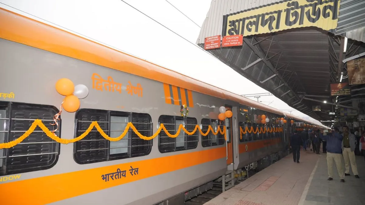 रेल मंत्रालय ने बताया कि अगस्त में जिन 14 नई अमृत भारत एक्सप्रेस ट्रेनों को लॉन्च किया गया है, ये सभी ट्रेनें पहले एक स्पेशल ट्रेन के रूप में चलाई जाती थीं। लेकिन लगातार मांग बनी रहने और यात्रियों की तरफ से मिली शानदार प्रतिक्रिया को ध्यान में रखते हुए 14 अलग-अलग रूटों पर चलाई जा रहीं स्पेशल ट्रेनों को न सिर्फ रेगुलर किया गया, बल्कि इन्हें आधुनिक अमृत भारत एक्सप्रेस में भी तब्दील कर दिया गया। इन 14 नई अमृत भारत एक्सप्रेस ट्रेनों के साथ देश में चलने वाली अमृत भारत एक्सप्रेस ट्रेनों की कुल संख्या बढ़कर 86 हो गई है। 