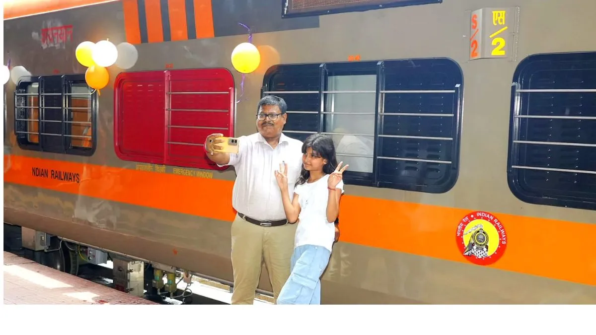 अगस्त 2026 में 67.27 करोड़ से ज्यादा यात्रियों ने ट्रेनों में यात्रा की। जबकि, पिछले साल अगस्त में 64.43 करोड़ यात्रियों ने ट्रेनों में यात्रा की थी। उपनगरीय यात्रियों की संख्या में खासतौर पर अच्छी बढ़ोतरी देखने को मिली। ऐसे यात्रियों की संख्या में 9.02 प्रतिशत की बढ़ोतरी हुई है। अगस्त 2026 में कुल 38.01 करोड़ उपनगरीय यात्रियों ने यात्रा की, जबकि अगस्त 2025 में ये संख्या 34.89 करोड़ थी।