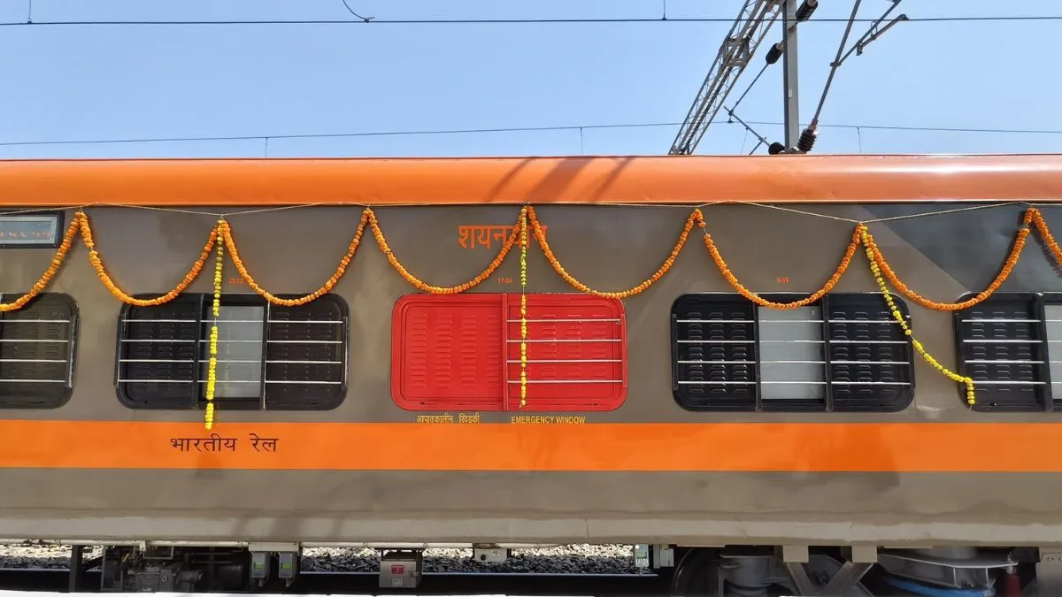 इन नई ट्रेनों से यात्रियों को यात्रा के ज्यादा विकल्प, बड़े शहरी केन्द्रों और क्षेत्रीय गंतव्यों के बीच बेहतर कनेक्टिविटी और लंबी दूरी की किफायती रेल यात्रा की सुविधा मिलने की उम्मीद है। अमृत ​​भारत की सेवाओं का विस्तार वास्तव में आरामदायक, किफायती और लंबी दूरी की सुलभ रेल यात्रा उपलब्ध कराने के भारतीय रेल के निरंतर प्रयासों का हिस्सा है। ये सुविधा खासकर उन यात्रियों के लिए लाभदायक है, जो बड़े शहरों और उभरते हुए क्षेत्रीय केन्द्रों के बीच यात्रा करते हैं। 