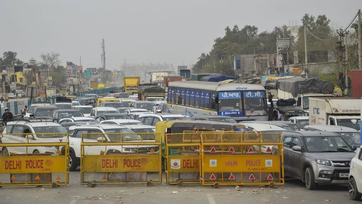 दिल्ली के कई मार्गों पर आज रहेगा ट्रैफिक डायवर्जन, इन रास्तों पर जानें से बचें; निकलने से पहले देख लें पूरी डिटेल दिल्ली में ट्रैफिक डायवर्जन।- India TV Hindi
