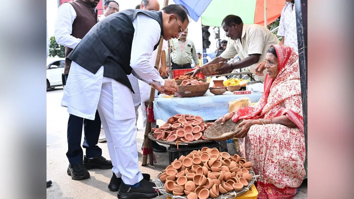 मीरा की दुकान पर अचानक पहुंचे CM विष्णु देव साय, खुद खरीदा 'आशीर्वाद का दीया'; जाना हालचाल सीएम विष्णु देव साय ने खरीदा 'आशीर्वाद का दीया'।- India TV Hindi