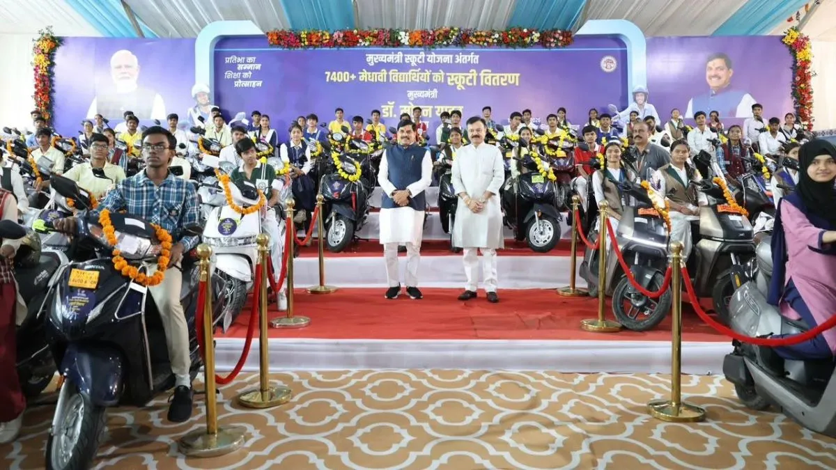 CM मोहन यादव ने 7400 से ज्यादा छात्रों को वितरित की स्कूटी, राइड का भी लिया  आनंद - India TV Hindi
