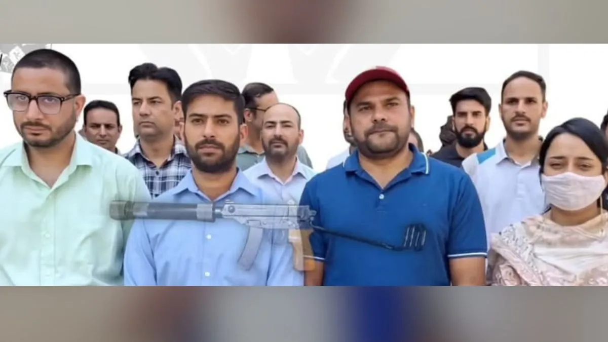 कश्मीरी पंडितों को जान से मारने की धमकी, आतंकी संगठन ने कहा- 'माफी मांगो या अंजाम भुगतो...' Jammu kashmir Kashmiri Pandits death threat- India TV Hindi