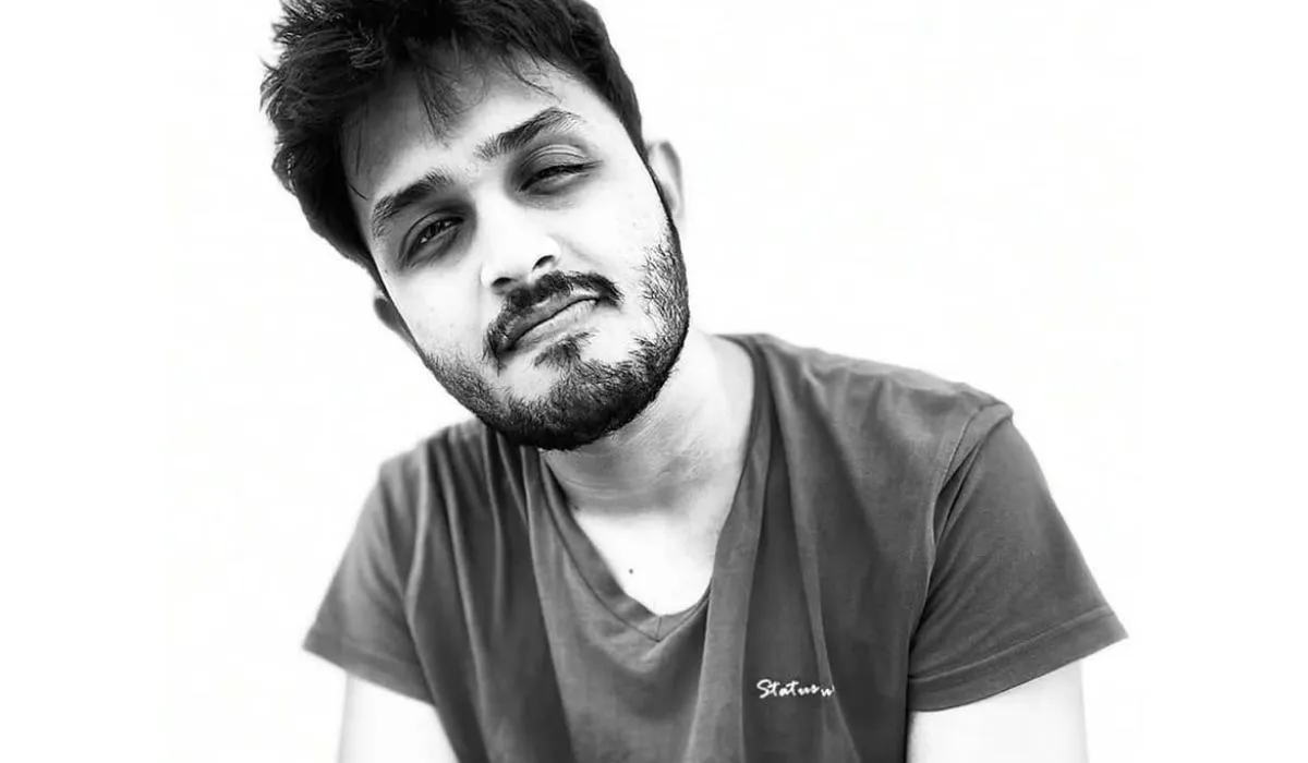 समय रैना के 'इंडियाज गॉट लेटेंट 2' में आने के बाद विजय पोरिया ने दर्शकों का ध्यान अपनी ओर खींचा है। इस स्टैंड-अप कॉमेडियन ने शो में 1 लाख रुपये जीते, जिससे उनका शो में आना नए एपिसोड की चर्चा का एक अहम विषय बन गया। जो लोग नहीं जानते उन्हें बता दें कि विजय पोरिया एक स्टैंड-अप कॉमेडियन हैं, जो गुजरात में स्टैंड-अप कॉमेडी शो में अक्सर परफॉर्म करते हैं।