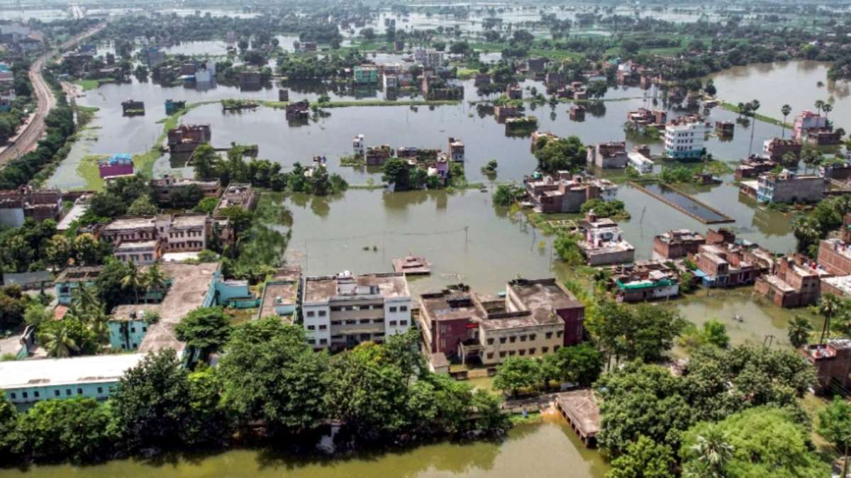 बिहार में बाढ़ से हाहाकार 15 जिलों की 50 लाख आबादी प्रभावित, कई नदियां खतरे के निशान से ऊपर