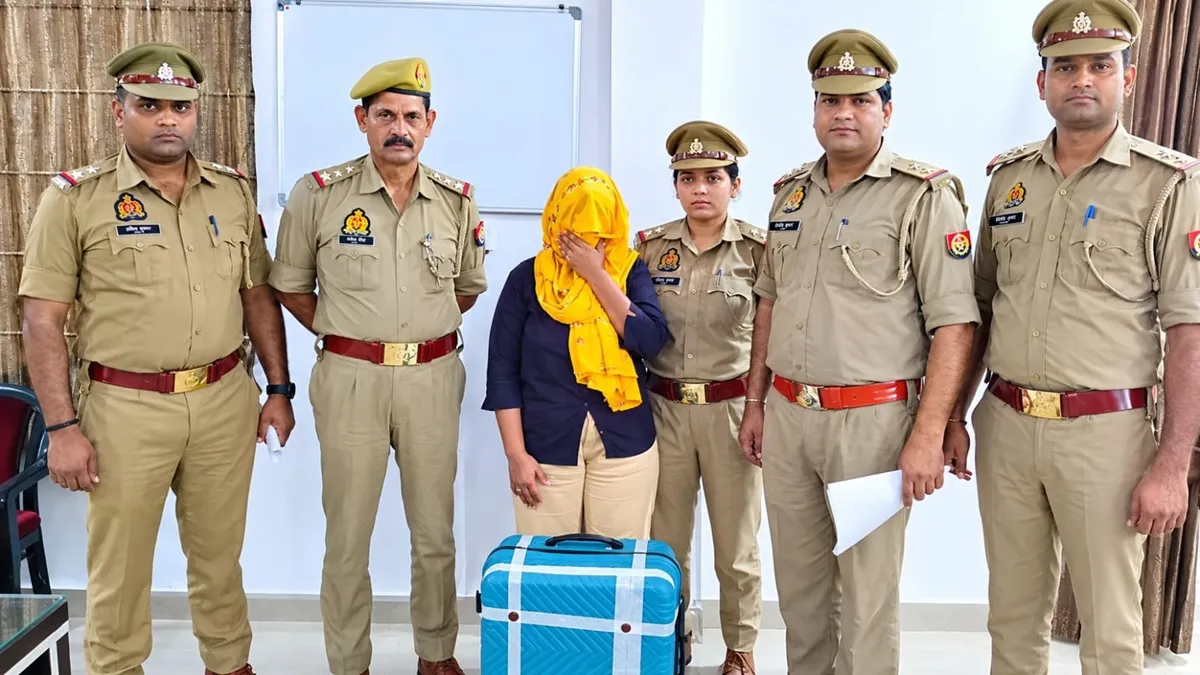 नोएडा की हाउसकीपिंग वर्कर निकली 'ड्रग सप्लायर', ट्रॉली बैग में भरकर लाई थी 8 किलो गांजा, एक हरकत ने खोली पोल woman drug smuggler- India TV Hindi