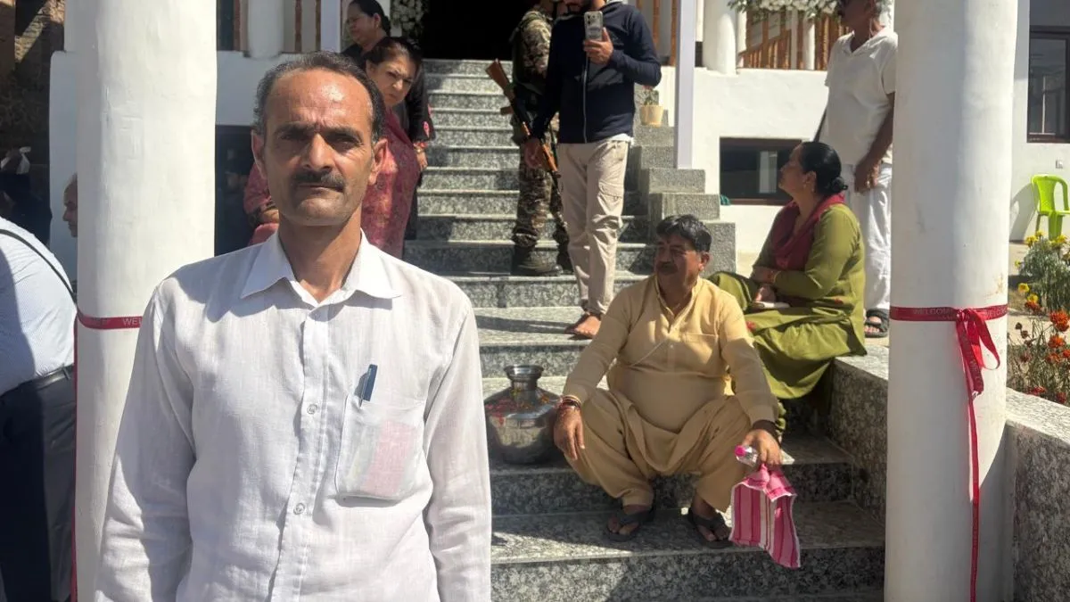 Exclusive: आतंक के दौर में कश्मीरी मुस्लिम ने की 111 मंदिरों की देखभाल, कहा- 'शायद अल्लाह ने मुझे इस काम के लिए चुना है' Kashmiri Muslim, 111 Temples in Kashmir, Zahoor Ahmed Dar- India TV Hindi