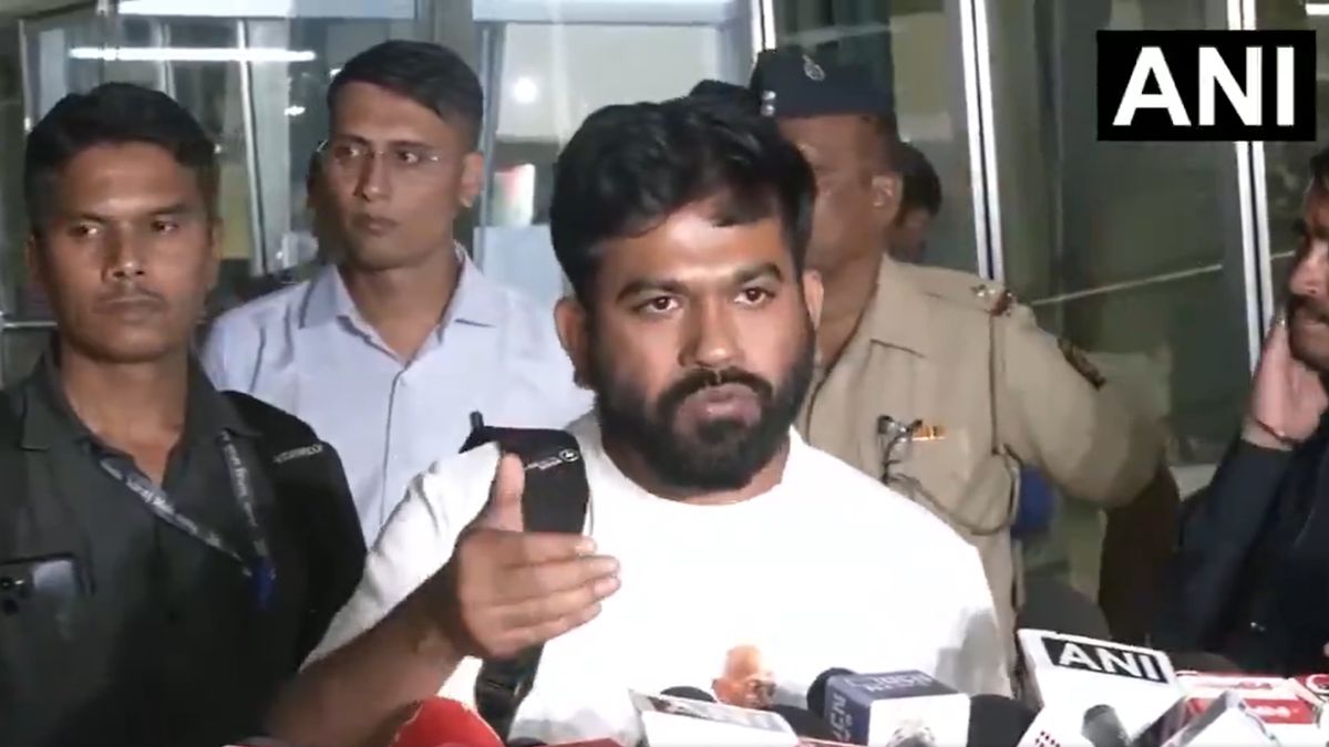 अभिजीत दिपके ने कहा- “दिल्ली पुलिस में इंसानियत नहीं, वे वर्दी पहने गुंडे हैं”, माता-पिता का भी सामने आया बयान