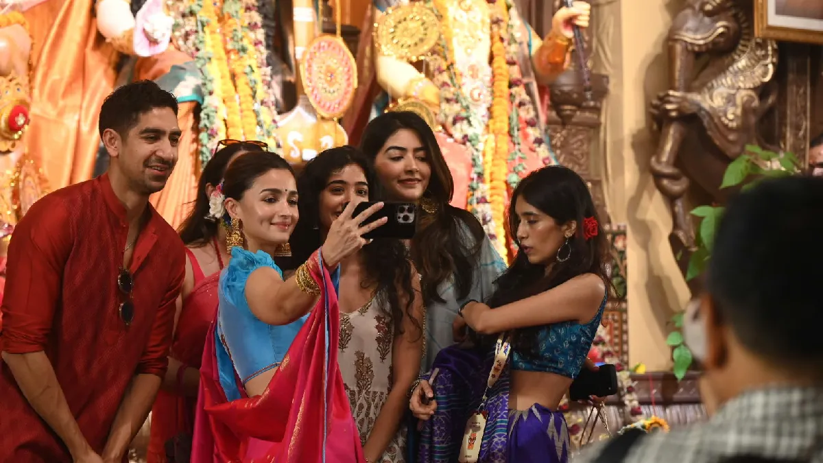 आलिया के इस लुक की सबसे खास बात उनका कस्टमाइज्ड ब्लाउज रहा। डिजाइनर मयूर गिरोत्रा द्वारा तैयार इस खास परिधान में भारतीय संस्कृति, बंगाली परंपरा और देवी शक्ति की अवधारणा को शामिल किया गया। डिजाइन की प्रेरणा मां दुर्गा, शिव और शक्ति के दिव्य स्वरूप से ली गई थी। ब्लाउज पर अर्धचंद्र का प्रतीक शिव की ब्रह्मांडीय ऊर्जा को दर्शाता है, जबकि कमल का फूल शक्ति, पवित्रता और सृजन का प्रतीक है। इन आकृतियों को 22 कैरेट सोने की पन्नी वाली डंका कढ़ाई से उकेरा गया। इस तरह ब्लाउज केवल एक फैशन पीस नहीं, बल्कि भारतीय हस्तकला और आध्यात्मिक प्रतीकों का संगम बन गया।