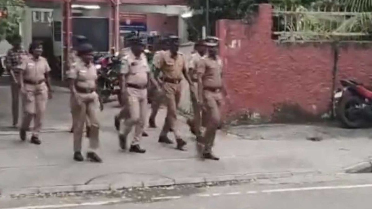 दिव्यांग ने लगाया 9 एकड़ जमीन पर कब्जे का आरोप, विधायक के खिलाफ केस; मंत्री की गाड़ी रोकी दिव्यांग ने लगाया 9 एकड़ जमीन पर कब्जे का आरोप, विधायक के खिलाफ केस; मंत्री की गाड़ी रोकी