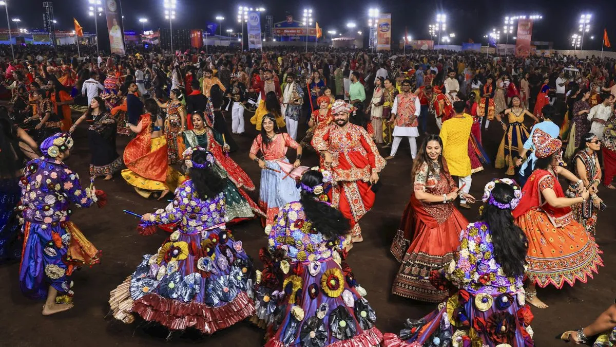 वाराणसी में गरबा पर VHP-बजंग दल की सख्त चेतावनी, तिलक-कलावा के बिना पंडाल में नहीं मिलेगी अनुमति People Playing Garba- India TV Hindi