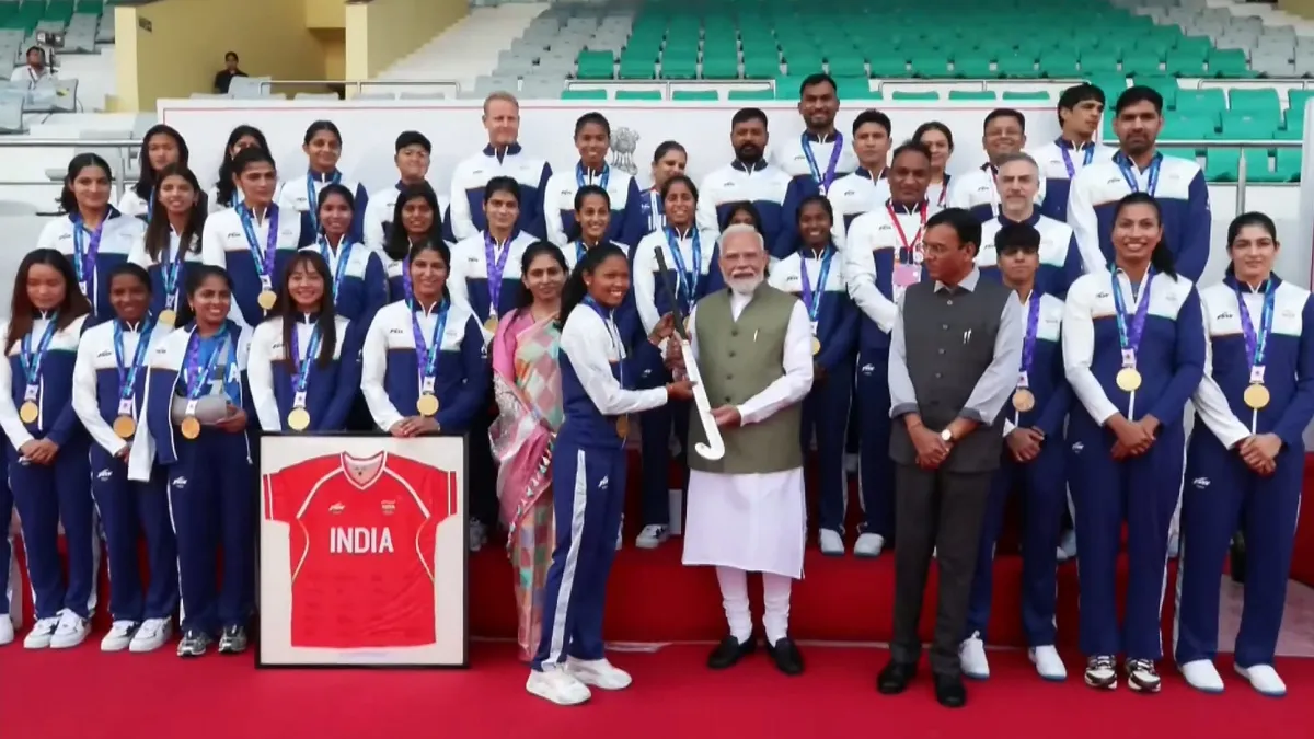 Asian Games 2026 के पदक विजेताओं से पीएम मोदी ने की मुलाकात, महिला और पुरुष हॉकी टीम ने भेंट की जर्सी भारतीय महिला हॉकी टीम...- India TV Hindi