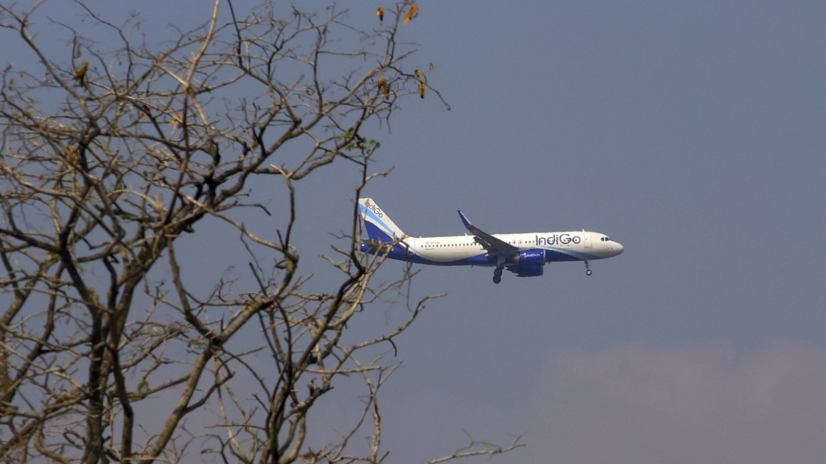 पटना से लखनऊ आ रही IndiGo फ्लाइट पर गिरी बिजली, विमान का अगला हिस्सा डैमेज; बाल-बाल बचे 104 यात्री