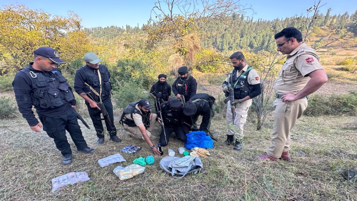 हाशिम मूसा के मारे जाने के 5 दिन बाद जंगल से दवाइयों और खाने का बैग बरामद, जांच तेज हाशिम मूसा के मारे जाने के 5 दिन बाद जंगल से दवाइयों और खाने का बैग बरामद, जांच तेज